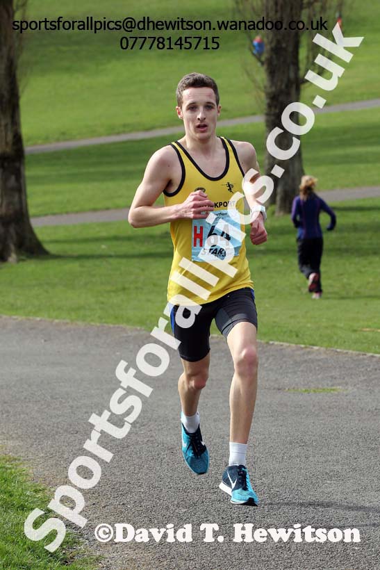 Jack Nixon (Stockport) on the 7th leg of the senior mens 12 stage relay, 2014 Northern 12 and 6 Stage Relays, Heaton Park Manchester. Photo: David T. Hewitson/Sports for All Pics
